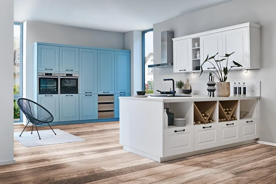 Cuisine bleue esprit anglais avec touche de peps